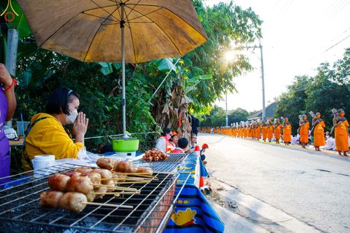 ภาพ No.72433:พิธีต้อนรับพระธรรมยาตรา ในโครงการธรรมยาตรากตัญญูบูชา มหาปูชนียาจารย์ พระมงคลเทพมุนี(สด จนฺทสโร) พระผู้ปราบมาร อนุสรณ์สถาน 7 แห่ง ปีที่ 11 วันที่ 18 มกราคม พ.ศ. 2566 ณ อนุสรณ์สถานลำดับที่ 4 สถานที่เกิดด้วยกายธรรม วัดโบสถ์ (บน) บางคูเวียง อ.บางกรวย จ.นนทบุ