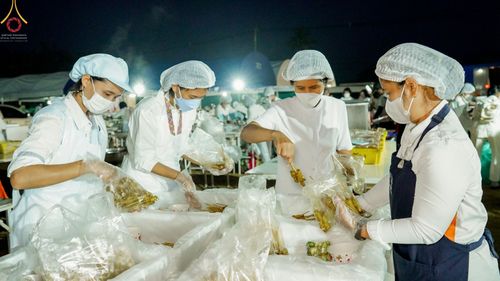 ภาพ No.70992:พิธีถวายภัตตาหารเป็นสังฆทาน แด่คณะพระธรรมยาตราฯ ในโครงการธรรมยาตราฯ ปีที่ 11 ณ อนุสรณ์สถานคลองบางนางแท่น อ.สามพราน จ.นครปฐม วันที่ 13 มกราคม พ.ศ. 2566