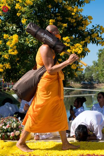 ภาพ No.106138:พิธีต้อนรับพระธรรมยาตรา ชุด 2 ในโครงการธรรมยาตรากตัญญูบูชา มหาปูชนียาจารย์  พระมงคลเทพมุนี(สด จนฺทสโร) พระผู้ปราบมาร  อนุสรณ์สถาน 7 แห่ง ปีที่ 12  วันที่ 3 มกราคม พ.ศ. 2567  ณ อนุสรณ์สถานโลตัสแลนด์ จ.สุพรรณบุรี