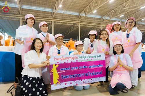 ภาพ No.121178:พิธีถวายภัตตาหารเป็นสังฆทาน แด่คณะพระธรรมยาตราฯ ในโครงการธรรมยาตรากตัญญูบูชา มหาปูชนียาจารย์ พระมงคลเทพมุนี(สด จนฺทสโร) พระผู้ปราบมาร อนุสรณ์สถาน 7 แห่ง ปีที่ 12 วันที่ 30 มกราคม พ.ศ. 2567 ณ สภาธรรมกายสากล วัดพระธรรมกาย