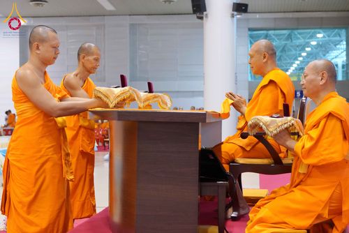 ภาพ No.337983:วันอาทิตย์ต้นเดือน 5 กรกฎาคม พ.ศ.2569 สัมมนาพิเศษ พิธีมอบพระของขวัญ ณ ห้องแก้วสารพัด1 วัดพระธรรมกาย