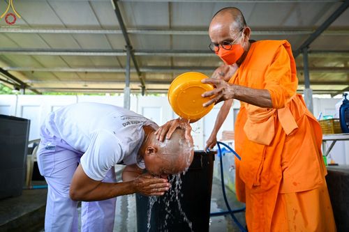 ภาพ No.65579:พิธีปลงผม และพิธีขอขมามอบผ้าไตร นาคธรรมทายาท ในโครงการอุปสมบทบูชาธรรม มหาปูชนียาจารย์ประจำปี 2565 ณ ศูนย์ปฏิบัติธรรมภาคใต้ บางกล่ำ จ.สงขลา วันที่ 19 พฤศจิกายน พ.ศ. 2565