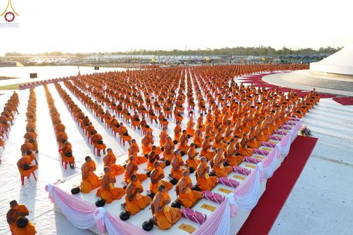 ภาพ No.74728:พิธีตักบาตรพระธรรมยาตราฯ ในโครงการธรรมยาตรากตัญญูบูชา มหาปูชนียาจารย์ พระมงคลเทพมุนี(สด จนฺทสโร) พระผู้ปราบมาร ปีที่ 11 ณ อนุสรณ์สถานลำดับที่ 5 สถานที่เผยแผ่วิชชาธรรมกายครั้งแรก อนุสรณ์สถานบางปลา วัดบางปลา อ.บางเลน จ.นครปฐม วันที่ 29 มกราคม พ.ศ. 2566