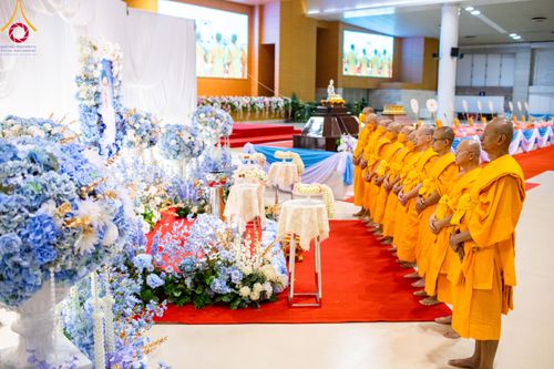 ภาพ No.90850:พิธีบำเพ็ญกุศลสวดพระอภิธรรม  อุบาสกถาวร พรหมถาวร (อุบาสกผู้ปั้นพระ) คืนที่ 4 วันอังคารที่ 17 ตุลาคม พ.ศ. 2566 ณ ห้องแก้วสารพัดนึก 1 สภาธรรมกายสากล วัดพระธรรมกาย จ.ปทุมธานี