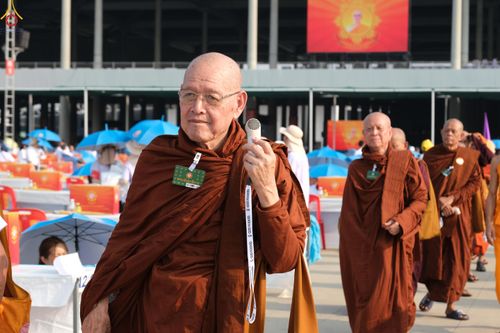 ภาพ No.324435:วันที่ 22 เมษายน พ.ศ.2569 (วันคุ้มครองโลก) งานถวายมหาสังฆทาน 40,000 กว่าวัดทั่วประเทศ บรรยากาศพระสังฆาธิการและสาธุชน  เดินทางเข้าลานธรรม วัดพระธรรมกาย