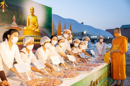 ภาพ No.71160:พิธีถวายภัตตาหารเป็นสังฆทาน แด่คณะพระธรรมยาตราฯ ในโครงการธรรมยาตราฯ ปีที่ 11 ณ อนุสรณ์สถานคลองบางนางแท่น อ.สามพราน จ.นครปฐม วันที่ 14 มกราคม พ.ศ. 2566