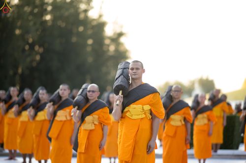 ภาพ No.281648:วันที่ 24 ธันวาคม พ.ศ.2568 พระธรรมยาตรา ปฏิบัติธรรม และถ่ายภาพหมู่ประวัติศาสตร์ ณ ลานหน้ามหาวิหารพระมงคลเทพมุนีฯ วัดพระธรรมกาย