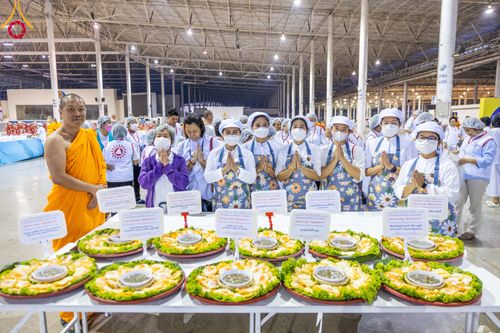 ภาพ No.105413:พิธีถวายภัตตาหารเป็นสังฆทาน แด่คณะพระธรรมยาตราฯ ในโครงการธรรมยาตรากตัญญูบูชา มหาปูชนียาจารย์ พระมงคลเทพมุนี(สด จนฺทสโร) พระผู้ปราบมาร อนุสรณ์สถาน 7 แห่ง ปีที่ 12 วันที่ 2 มกราคม พ.ศ. 2567 ณ สภาธรรมกายสากล วัดพระธรรมกาย