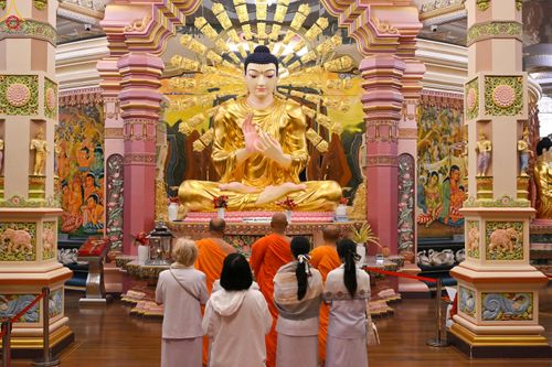 ภาพ No.284284:วันที่ 28 ตุลาคม พ.ศ.2568 กฐินสมทบต่างประเทศ โดยคณะศิษยานุศิษย์ บูชาธรรม 81 ปี หลวงพ่อธัมมชโย ณ วัดมหาเมฆนาวา ศรีลังกา