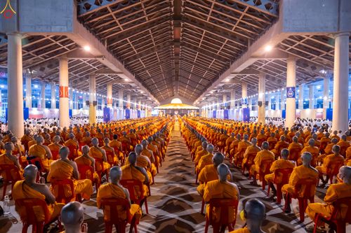 ภาพ No.280426:วันที่ 31 ธันวาคม พ.ศ.2568 -วันที่ 1 มกราคม พ.ศ.2569 พิธีฉลองชัยสวดมนต์บทธัมมจักกับปปวัตนสูตร ครบ 8,000,000,000 จบ , พิธีสวดมนต์ข้ามปี ณ วัดพระธรรมกาย