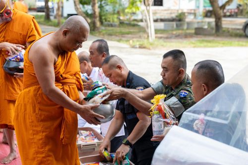 ภาพ No.137642:พิธีตักบาตร พิธีถวายสังฆทานแด่คณะสงฆ์ 323 วัด พิธีทำบุญอุทิศส่วนกุศลแด่ผู้วายชนม์ ในเหตุการณ์ความไม่สงบ 4 จังหวัดชายแดนภาคใต้ ปีที่ 20 ครั้งที่ 169 และพิธีมอบกองทุนหนุนแรงใจช่วยครูใต้ ปีที่ 17 ครั้งที่ 134 วันที่ 25 พฤษภาคม พ.ศ.2567 อ.ตากใบ จ.นราธิวาส