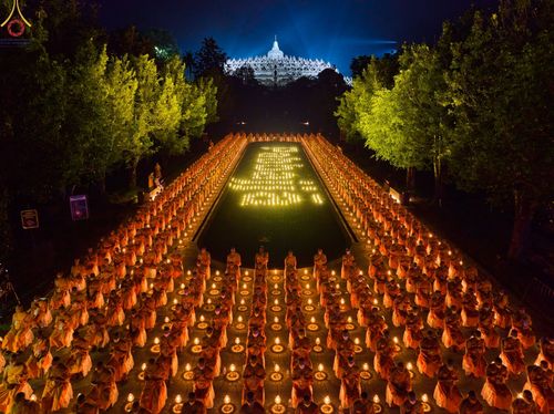 ภาพ No.68246:พิธีจุดประทีปถวายเป็นพุทธบูชา ณ พระมหาเจดีย์บรมพุทโธ ประเทศอินโดนีเซีย วันที่ 17 ธันวาคม พ.ศ. 2565