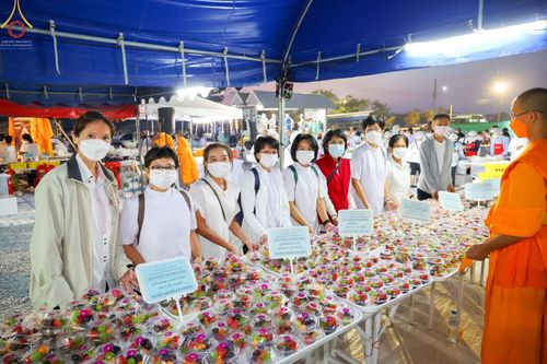 ภาพ No.74509:พิธีถวายภัตตาหารเป็นสังฆทาน แด่คณะพระธรรมยาตราฯ ในโครงการธรรมยาตรากตัญญูบูชา มหาปูชนียาจารย์ พระมงคลเทพมุนี(สด จนฺทสโร) พระผู้ปราบมาร อนุสรณ์สถาน 7 แห่ง ปีที่ 11 วันที่ 27 มกราคม พ.ศ. 2566