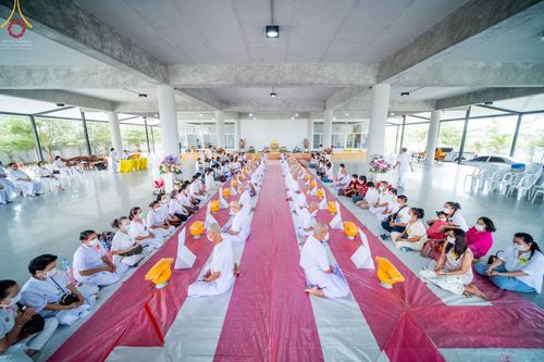 ภาพ No.65677:พิธีปลงผมและพิธีขอขมา มอบบาตรกับผ้าไตร ในโครงการอุปสมบทบูชาธรรม มหาปูชนียาจารย์ประจำปี 2565 ณ ศูนย์ปฎิบัติธรรมสมุทรปราการ(บางบ่อ)  วันอาทิตย์ที่ 20 พฤศจิกายน พ.ศ. 2565