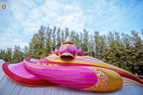 ภาพ No.69445:พิธีจุดประทีปถวายเป็นพุทธบูชา และบูชาธรรมมหาปูชนียาจารย์ ในโครงการธรรมยาตรากตัญญูบูชา มหาปูชนียาจารย์ พระมงคลเทพมุนี(สด จนฺทสโร) พระผู้ปราบมาร ปีที่ 11 ณ อนุสรณ์สถานมหาวิหารพระมงคลเทพมุนี อ.สองพี่น้อง จ.สุพรรณบุรี