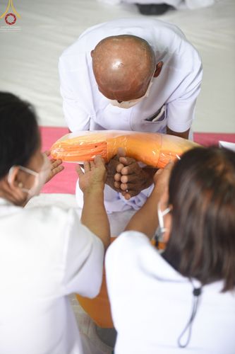 ภาพ No.65537:พิธีเวียนประทักษิณ และขอขมามอบผ้าไตร รุ่นบูชาธรรมมหาปูชนียาจารย์  ปี ๒๕๖๕ ณ วัดพระพุทธบาทราชวรมหาวิหาร  อ.พระพุทธบาท จ.สระบุรี วันเสาร์ที่ ๒๐ พฤศจิกายน พ.ศ. ๒๕๖๕