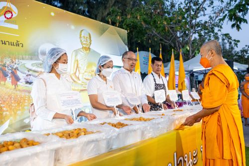 ภาพ No.106027:พิธีถวายภัตตาหารเป็นสังฆทาน แด่คณะพระธรรมยาตราฯ ในโครงการธรรมยาตรากตัญญูบูชา มหาปูชนียาจารย์ พระมงคลเทพมุนี(สด จนฺทสโร) พระผู้ปราบมาร อนุสรณ์สถาน 7 แห่ง ปีที่ 12 วันที่ 3 มกราคม พ.ศ. 2567 ณ อนุสรณ์สถานโลตัสแลนด์ จ.สุพรรณบุรี