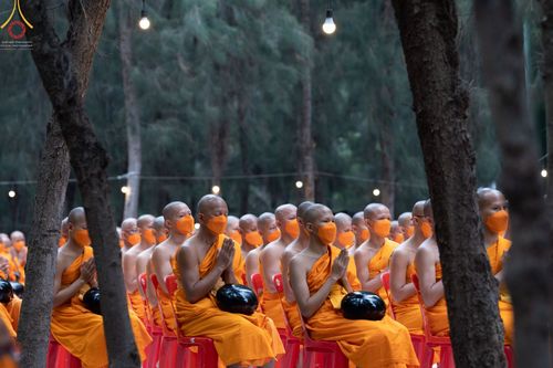 ภาพ No.69586:พิธีตักบาตรพระธรรมยาตราฯ ในโครงการธรรมยาตรากตัญญูบูชา มหาปูชนียาจารย์ พระมงคลเทพมุนี(สด จนฺทสโร) พระผู้ปราบมาร ปีที่ 11 ณ อนุสรณ์สถานลำดับที่ 1 สถานที่เกิดด้วยรูปกายเนื้อ อนุสรณ์สถานมหาวิหารพระมงคลเทพมุนี อ.สองพี่น้อง จ.สุพรรณบุรี