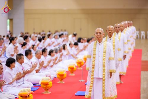 ภาพ No.330659:วันอาทิตย์ที่ 31 พฤษภาคม พ.ศ.2569 พิธีขอขมาผู้ปกครอง อุบาสกอุปสมบทอุทิศชีวิต 11 ท่าน  ณ ห้องแก้วสารพัดนึก 2 วัดพระธรรมกาย จังหวัดปทุมธานี