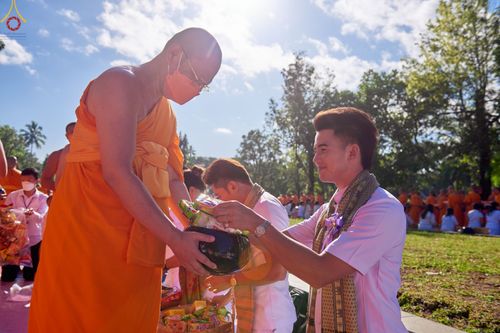 ภาพ No.68371:พิธีตักบาตร ณ พระมหาเจดีย์บรมพุทโธ ประเทศอินโดนีเซีย วันที่ 18 ธันวาคม พ.ศ. 2565