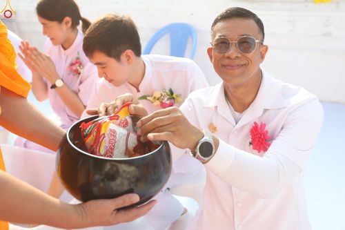 ภาพ No.297716:วันที่ 18 มกราคม พ.ศ. 2569 พิธีตักบาตรพระธรรมยาตรา ณ วัดโบสถ์บน ต.บางคูเวียง จ.นนทบุรี อนุสรณ์สถานลำดับที่ 4 สถานที่เกิดด้วยกายธรรม ในโครงการธรรมยาตรา กตัญญูบูชา มหาปูชนียาจารย์ พระมงคลเทพมุนี(สด จนฺทสโร) พระผู้ปราบมาร อนุสรณ์สถาน 7 แห่ง ปีที่ 14