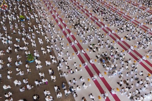 ภาพ No.63897:พิธีขอขมาและมอบผ้าไตรแด่นาคธรรมทายาท โครงการอุปสมบทบูชาธรรมมหาปูชนียาจารย์ วันอาทิตย์ที่ 20 พฤศจิกายน พ.ศ. 2565