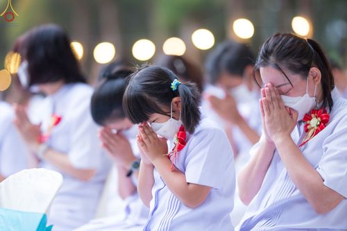 ภาพ No.69677:พิธีตักบาตรพระธรรมยาตราฯ ในโครงการธรรมยาตรากตัญญูบูชา มหาปูชนียาจารย์ พระมงคลเทพมุนี(สด จนฺทสโร) พระผู้ปราบมาร ปีที่ 11 ณ อนุสรณ์สถานลำดับที่ 1 สถานที่เกิดด้วยรูปกายเนื้อ อนุสรณ์สถานมหาวิหารพระมงคลเทพมุนี อ.สองพี่น้อง จ.สุพรรณบุรี