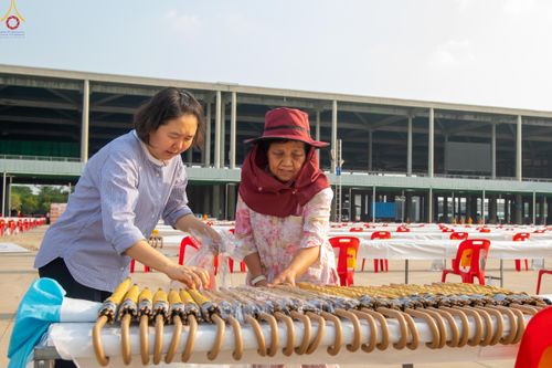 ภาพ No.322567:วันที่ 17 เมษายน พ.ศ.2569 การเรียงกล่องไทยธรรม เรียงน้ำดื่ม เรียงร่ม ณ ลานธรรมพระมหาธรรมกายเจดีย์ เพื่องานถวายมหาสังฆทาน 40,000 กว่าวัดทั่วประเทศ วันคุ้มครองโลก 22 เมษายน พ.ศ.2569 วัดพระธรรมกาย