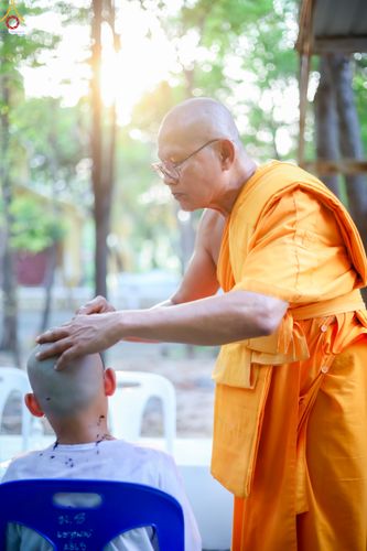 ภาพ No.317954:วันพฤหัสบดีที่ 2 เมษายน พ.ศ.2569 พิธีปลงผม , พิธีขอขมามอบบาตรและผ้าไตร , พิธีบรรพชาสามเณร จำนวน 28 รูป   ณ วัดโซกเป็ดอภิญญาโณ ต.เมืองเก่า อ.เมือง จ.สุโขทัย