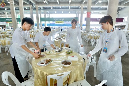 ภาพ No.323705:วันที่ 22 เมษายน พ.ศ.2569(วันคุ้มครองโลก) งานถวายมหาสังฆทาน 40,000 กว่าวัดทั่วประเทศ คณะสงฆ์ฉันภัตตาหารเพล