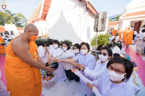 ภาพ No.73667:พิธีตักบาตรพระธรรมยาตราฯ ในโครงการธรรมยาตรากตัญญูบูชา มหาปูชนียาจารย์ พระมงคลเทพมุนี(สด จนฺทสโร) พระผู้ปราบมาร ปีที่ 11 ณ อนุสรณ์สถานลำดับที่ 4 สถานที่เกิดด้วยกายธรรม วัดโบสถ์ (บน) บางคูเวียง อ.บางกรวย จ.นนทบุรี วันที่ 22 มกราคม พ.ศ. 2566