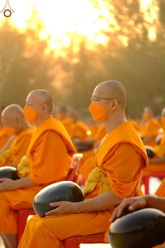 ภาพ No.70524:พิธีตักบาตรพระธรรมยาตราฯ ในโครงการธรรมยาตรากตัญญูบูชา มหาปูชนียาจารย์ พระมงคลเทพมุนี(สด จนฺทสโร) พระผู้ปราบมาร ปีที่ 11 ณ อนุสรณ์สถานลำดับที่ 2 สถานที่ตั้งมโนปณิธานบวชตลอดชีวิต อนุสรณ์สถานคลองบางนางแท่น อ.สามพราน จ.นครปฐม วันที่ 14 มกราคม พ.ศ. 2566