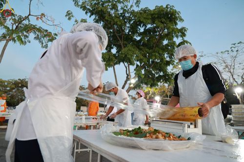 ภาพ No.69834:พิธีถวายภัตตาหารเป็นสังฆทาน แด่คณะพระธรรมยาตราฯ ในโครงการธรรมยาตราฯ ปีที่ 11 ณ อนุสรณ์สถานมหาวิหารพระมงคลเทพมุนี อ.สองพี่น้อง จ.สุพรรณบุรี วันที่ 7 มกราคม พ.ศ. 2566