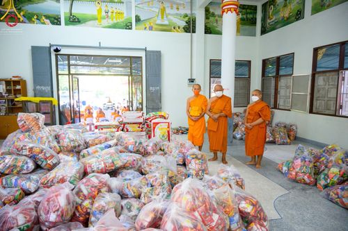 ภาพ No.78322:พิธีถวายสังฆทานแด่คณะสงฆ์ ๓๒๓ วัด พิธีมอบกองทุนหนุนแรงใจช่วยครูใต้และพิธีทำบุญอุทิศส่วนกุศลแด่ผู้วายชนม์ในเหตุการณ์ความไม่สงบ ๔ จังหวัดชายแดนภาคใต้  (ปัตตานี ยะลา นราธิวาส สงขลา) ปีที่ ๑๙ ครั้งที่ ๑๖๑ พิธีมอบกองทุนหนุนแรงใจช่วยครูใต้ (ปีที่ ๑๖ ครั้งที่ ๑