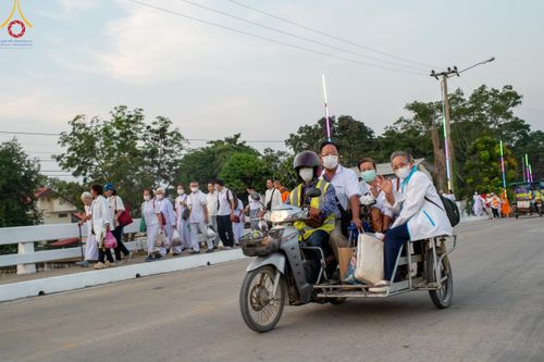 ภาพ No.110624:พิธีต้อนรับพระธรรมยาตรา ในโครงการธรรมยาตรากตัญญูบูชา มหาปูชนียาจารย์ พระมงคลเทพมุนี(สด จนฺทสโร) พระผู้ปราบมาร อนุสรณ์สถาน 7 แห่ง ปีที่ 12 วันที่ 11 มกราคม พ.ศ. 2567 ณ อนุสรณ์สถานลำดับที่ 3 สถานที่เกิดใหม่ในเพศสมณะ วัดสองพี่น้อง จ.สุพรรณบุรี