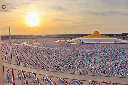 ภาพ No.221796:วันอังคารที่ 22 เมษายน พ.ศ. 2568 ภาพพิธีถวายมหาสังฆทานคณะสงฆ์ 40,000 กว่าวัดทั่วประเทศ เนื่องในวันคุ้มครองโลก ชุดที่ 2 (ปลื้มให้สมการรอคอย) ณ ลานธรรมพระมหาธรรมกายเจดีย์ วัดพระธรรมกาย