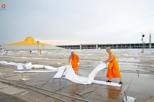 ภาพ No.225291:วันที่ 20 - 27 เมษายน พ.ศ. 2568 "ภาพแห่งความปลื้มที่ไม่มีวันจบ" คณะสงฆ์สามเณร เจ้าหน้าที่ และสาธุชน ร่วมแรงร่วมใจกันเตรียมงานและเก็บงาน เพื่อวันคุ้มครองโลก พิธีถวายมหาสังฆทานคณะสงฆ์ 40,000 กว่าวัดทั่วประเทศ