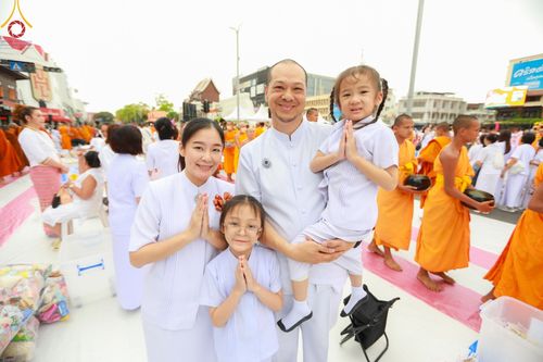 ภาพ No.126277:พิธีทำบุญเมืองนครราชสีมา ฉลอง 556 ปี ตักบาตรพระ 10,000 รูป ในวันเสาร์ที่ 2 มีนาคม พ.ศ.2567 ณ อนุสาวรีย์ท้าวสุรนารี จ.นครราชสีมา จัดโดย คณะสงฆ์จังหวัดนครราชสีมา ร่วมกับสำนักงานจังหวัดนครราชสีมา