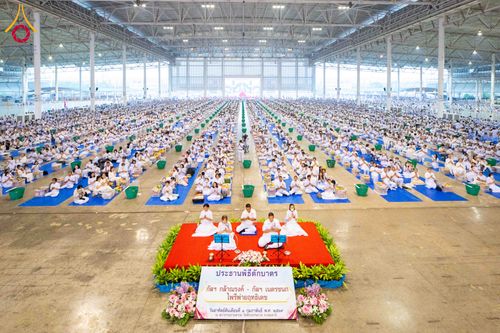 ภาพ No.308426:วันที่ 1 กุมภาพันธ์ พ.ศ. 2569 พิธีตักบาตรข้าวสารอาหารแห้ง ณ บ้านแก้วเรือนทองคุณยาย สภาธรรมกายสากล วัดพระธรรมกาย