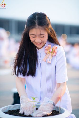 ภาพ No.90196:พิธีปลูกทรัพย์บานชื่น  เนื่องใน 139 ปี วันคล้ายวันเกิดด้วยรูปกายเนื้อ พระมงคลเทพมุนี (สด จนฺทสโร) พระผู้ปราบมาร วันอังคารที่ 10 ตุลาคม พ.ศ. 2566 ณ วัดพระธรรมกาย จ.ปทุมธานี