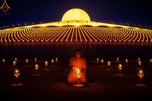ภาพ No.90283:พิธีจุดประทีป 20,000 ดวง บูชาพระมหาธรรมกายเจดีย์ และบูชาพระมงคลเทพมุนี(สด จนฺทสโร) พระผู้ปราบมาร วันอังคารที่ 10 ตุลาคม พ.ศ. 2566 ณ ลานธรรมพระมหาธรรมกายเจดีย์ วัดพระธรรมกาย จ.ปทุมธานี