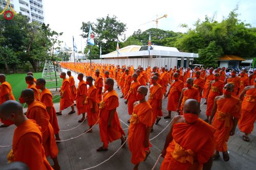 ภาพ No.89154:พิธีอัญเชิญรูปหล่อทองคำ  คุณยายอาจารย์มหารัตนอุบาสิกาจันทร์ ขนนกยูง เพื่อประดิษฐาน ณ มหาวิหารคุณยายอาจารย์ฯ เนื่องในวันครูผู้ค้นพบวิชชาธรรมกาย วันศุกร์ที่ 29 กันยายน พ.ศ. 2566