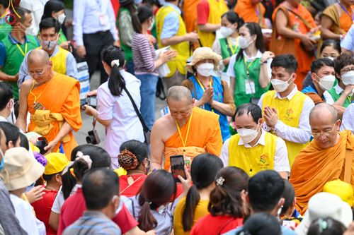 ภาพ No.46084:ประมวลภาพพิธีตักบาตรคณะสงฆ์เถรวาทนานาชาติ 500 รูป ณ วัดบาหว่าง จังหวัดกวางนิญ ประเทศเวียดนาม