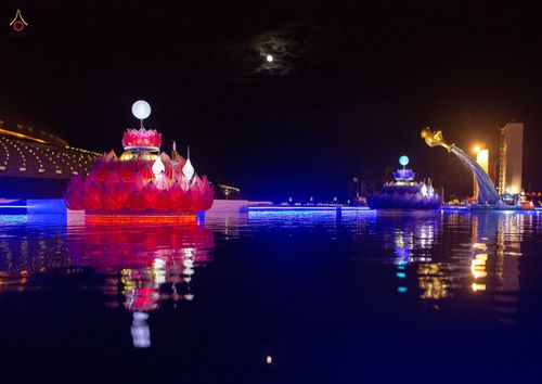 ภาพ No.38711:พิธีจุดประทีปถวายเป็นพุทธบูชา และพิธีลอยกระทงธรรม เนื่องในวันลอยกระทง ณ วัดพระธรรมกาย