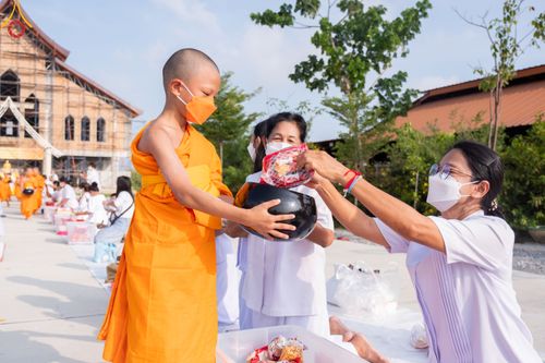 ภาพ No.45956:ประมวลภาพพิธีตักบาตร โครงการบรรพชาสามเณรฟื้นฟูพระพุทธศาสนาทั่วไทย ณ ศูนย์ปฏิบัติธรรมสมุทรปราการบางบ่อ 