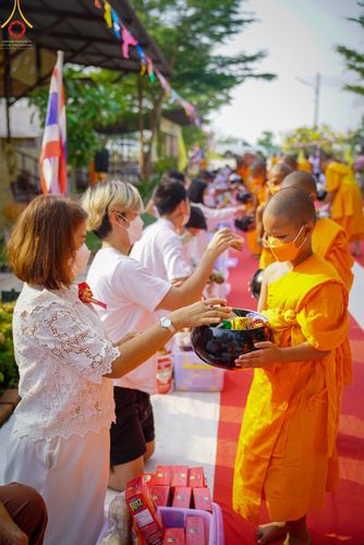 ภาพ No.45815:ประมวลภาพพิธีตักบาตรสามเณรใหม่ โครงการบรรพชาสามเณรฟื้นฟูพระพุทธศาสนาทั่วไทย ณ ศูนย์ปฏิบัติธรรมพระนครศรีอยุธยา