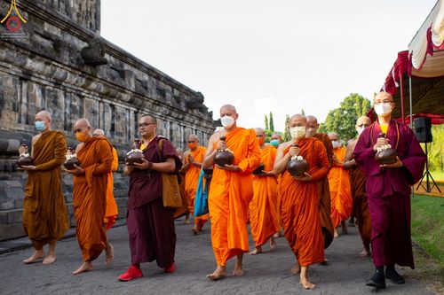 ภาพ No.46341:ประมวลภาพพิธีอัญเชิญน้ำศักดิ์สิทธิ์ จาก Umbul Jumprit Temanggung ไปยังวัดเมินดุต