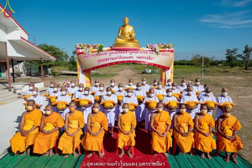 ภาพ No.40259:พิธีตัดปอยผม ปลงผม ขอขมารับผ้าไตรและพิธีบรรพชา ในโครงการอุปสมบท บูชาธรรมมหาปูชนียาจารย์ ประจำปี 2564 ชุดที่ 11