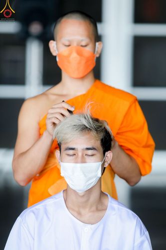 ภาพ No.43925:ประมวลภาพพิธีปลงผม ในโครงการอบรมธรรมทายาทระดับอุดมศึกษา รุ่นที่ 49