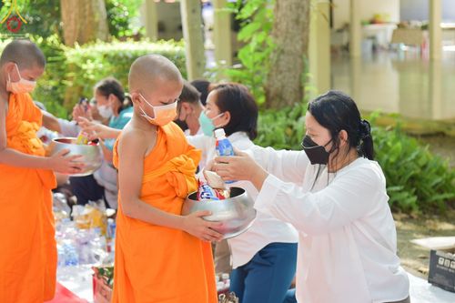 ภาพ No.45996:ประมวลภาพพิธีตักบาตร โครงการบรรพชาสามเณรฟื้นฟูพระพุทธศาสนาทั่วไทย ณ ณ ธุดงคสถานจันทปุระ